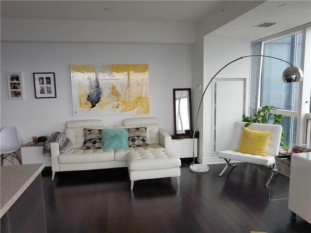 6110 - 388 Yonge St, Condo with 2 bedrooms, 2 bathrooms and 1 parking in Toronto ON | Image 3