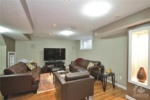 212 Annapolis Circle, House detached with 5 bedrooms, 4 bathrooms and 6 parking in Ottawa ON | Image 24