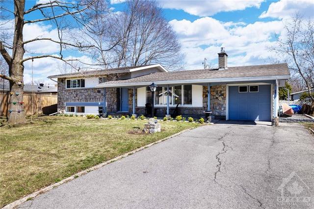 11 West Herrington Court, House detached with 4 bedrooms, 2 bathrooms and 5 parking in Ottawa ON | Image 1