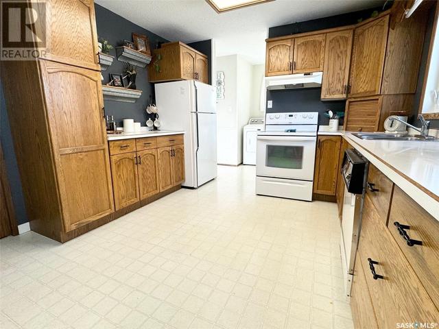 62 28th Street, House detached with 5 bedrooms, 3 bathrooms and null parking in Battleford SK | Image 7