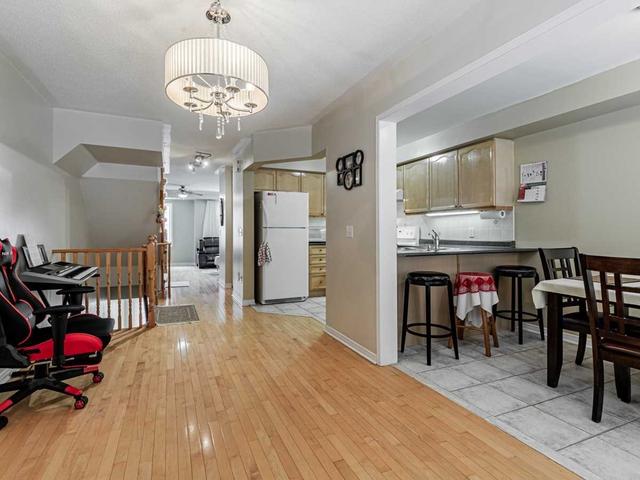 7 Brisby Mews, Townhouse with 3 bedrooms, 4 bathrooms and 1 parking in Toronto ON | Image 6
