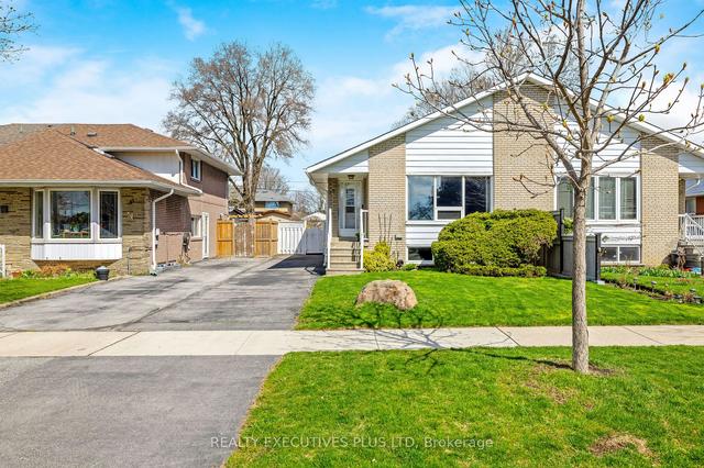 39 Dunsany Cres, House semidetached with 3 bedrooms, 2 bathrooms and 3 parking in Toronto ON | Image 1