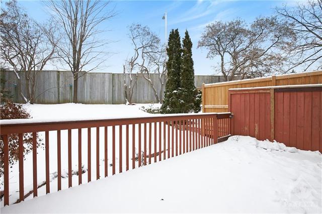 152 Presland Road, Townhouse with 3 bedrooms, 2 bathrooms and 3 parking in Ottawa ON | Image 24