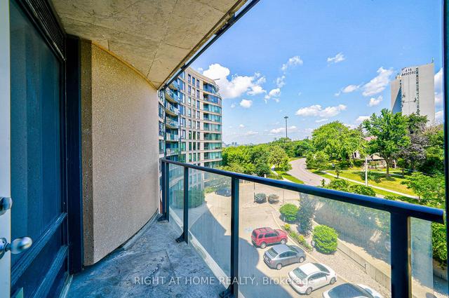 813 - 18 Valley Woods Rd, Condo with 2 bedrooms, 2 bathrooms and 1 parking in Toronto ON | Image 6