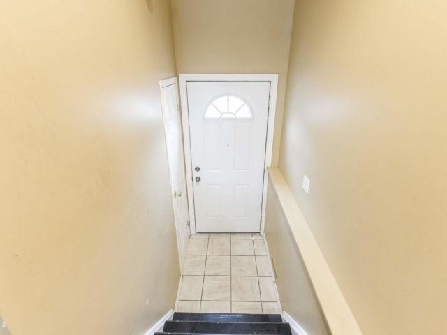 107 Moregate Cres, Townhouse with 3 bedrooms, 2 bathrooms and 1 parking in Brampton ON | Image 3