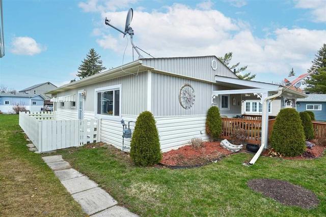 6 Locust Hill Dr, Home with 2 bedrooms, 1 bathrooms and 2 parking in Innisfil ON | Image 6