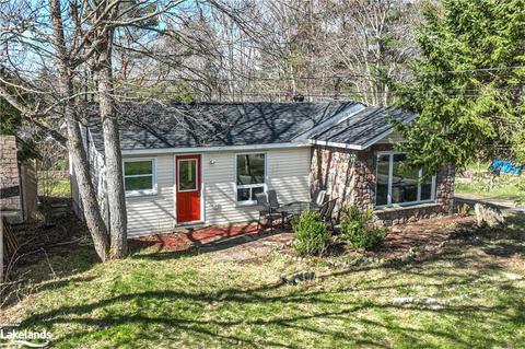 155 Hill St, House detached with 2 bedrooms, 1 bathrooms and 5 parking in Gravenhurst ON | Card Image