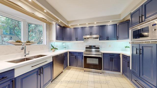 23 Christine Cres, House detached with 4 bedrooms, 4 bathrooms and 4 parking in Toronto ON | Image 2