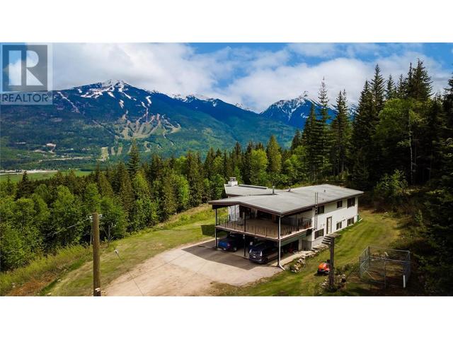 2180 Clough Road, House detached with 3 bedrooms, 2 bathrooms and 6 parking in Columbia Shuswap B BC | Image 2