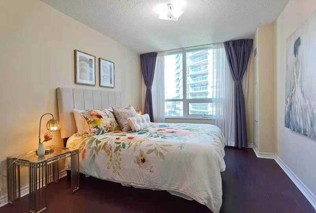 1106 - 19 Grand Trunk Cres, Condo with 2 bedrooms, 2 bathrooms and 1 parking in Toronto ON | Image 9