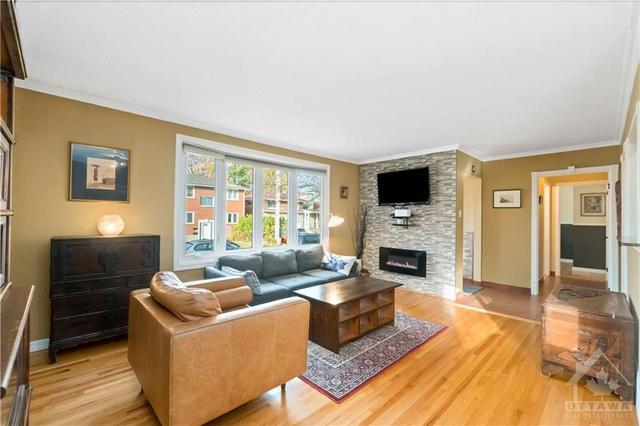819 Vick Avenue, House detached with 2 bedrooms, 1 bathrooms and 4 parking in Ottawa ON | Image 7