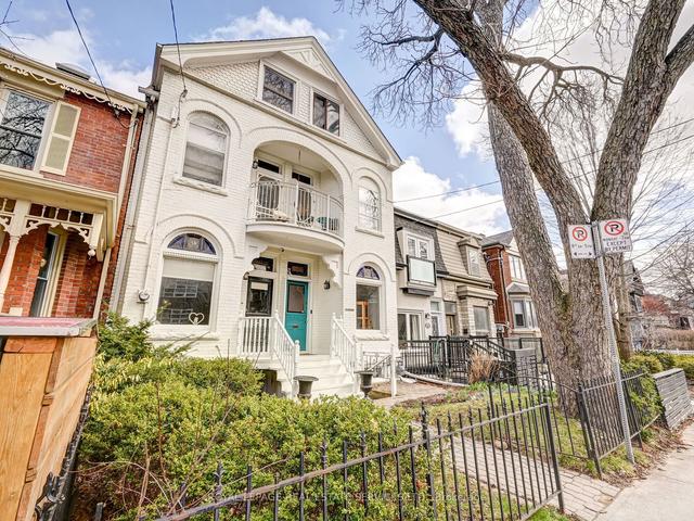 121 Lippincott St, House semidetached with 3 bedrooms, 2 bathrooms and 1 parking in Toronto ON | Image 1