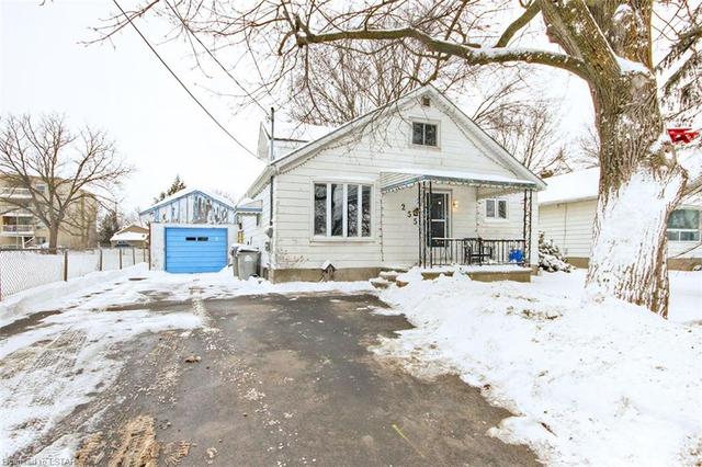 255 Jones Street W, House detached with 3 bedrooms, 1 bathrooms and 4 parking in St. Marys ON | Image 2