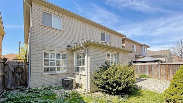 7 Colbeck Cres, House detached with 3 bedrooms, 3 bathrooms and 4 parking in Brampton ON | Image 32