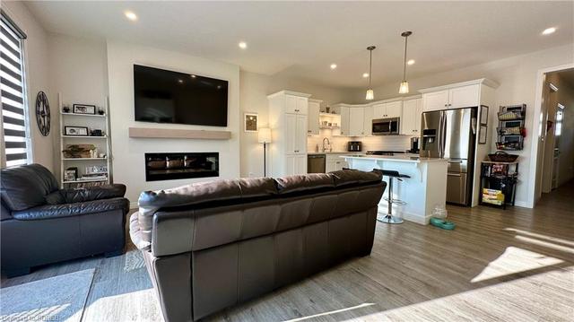 18 Livingston Drive, House attached with 3 bedrooms, 3 bathrooms and 4 parking in Tillsonburg ON | Image 3