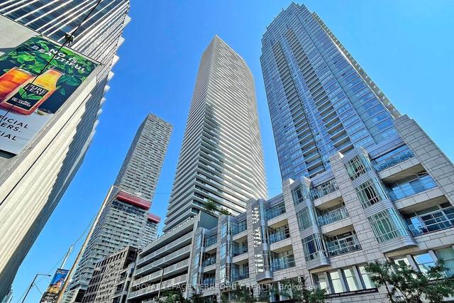 905 - 2221 Yonge St, Condo with 1 bedrooms, 1 bathrooms and 0 parking in Toronto ON | Image 1