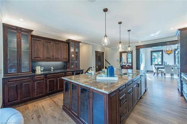 9082 Ferne Dr, House detached with 4 bedrooms, 6 bathrooms and 13 parking in Strathroy Caradoc ON | Image 3