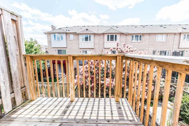 3321 Redpath Circ, House attached with 3 bedrooms, 2 bathrooms and 2 parking in Mississauga ON | Image 3
