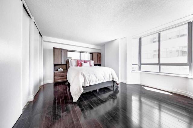 807 - 280 Simcoe St, Condo with 2 bedrooms, 2 bathrooms and 1 parking in Toronto ON | Image 4
