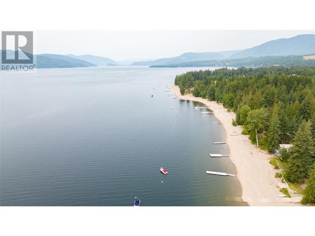 7133 Lucerne Beach Road, House detached with 3 bedrooms, 2 bathrooms and 2 parking in Columbia Shuswap F BC | Image 3
