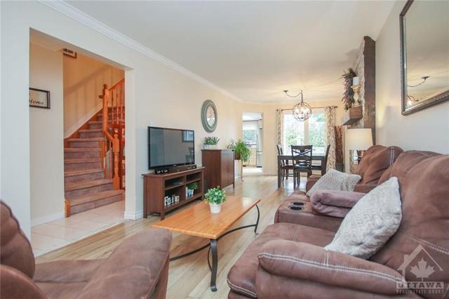 41 Grenadier Way, Townhouse with 3 bedrooms, 3 bathrooms and 4 parking in Ottawa ON | Image 9
