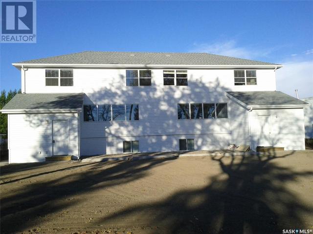 410 & 412 4th Avenue, House detached with 5 bedrooms, 4 bathrooms and null parking in Rosthern SK | Image 1