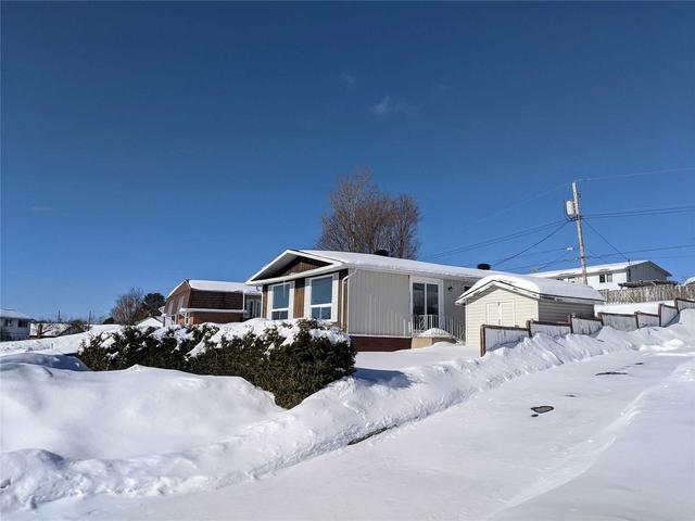 95 Hirshhorn Ave, House detached with 3 bedrooms, 3 bathrooms and 4 parking in Elliot Lake ON | Image 2