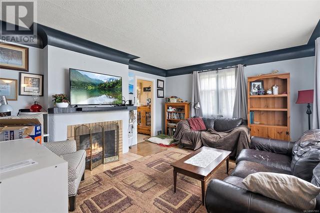 920 Lodge Ave, House detached with 4 bedrooms, 2 bathrooms and 3 parking in Saanich BC | Image 8