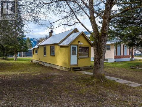 1419 Third Street W, House detached with 1 bedrooms, 1 bathrooms and 2 parking in Revelstoke BC | Card Image
