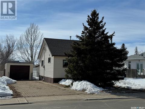 306 3rd Avenue W, House detached with 3 bedrooms, 2 bathrooms and null parking in Biggar SK | Card Image