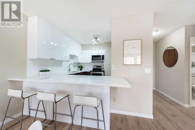 203, - 330 15 Avenue Sw, Condo with 2 bedrooms, 1 bathrooms and 1 parking in Calgary AB | Image 1