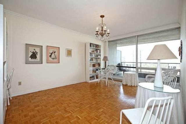 2001 - 10 Avoca Ave, Condo with 2 bedrooms, 2 bathrooms and 1 parking in Toronto ON | Image 9