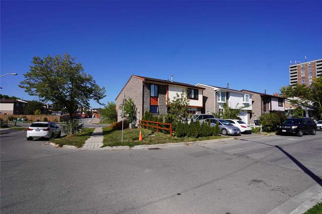2 Moffatt Crt, House detached with 1 bedrooms, 1 bathrooms and 1 parking in Toronto ON | Image 2