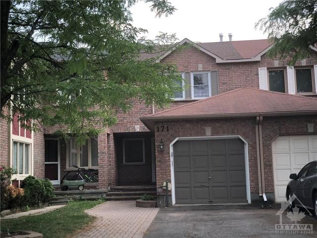 171 Hunterswood Crescent, Townhouse with 3 bedrooms, 3 bathrooms and 3 parking in Ottawa ON | Image 1