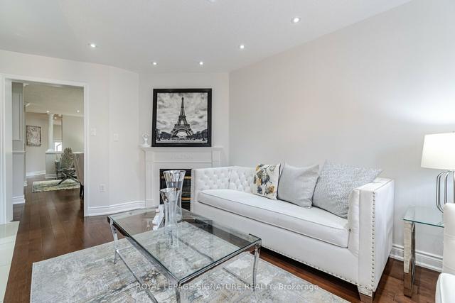 921 Tambourine Terr, House semidetached with 3 bedrooms, 4 bathrooms and 3 parking in Mississauga ON | Image 4