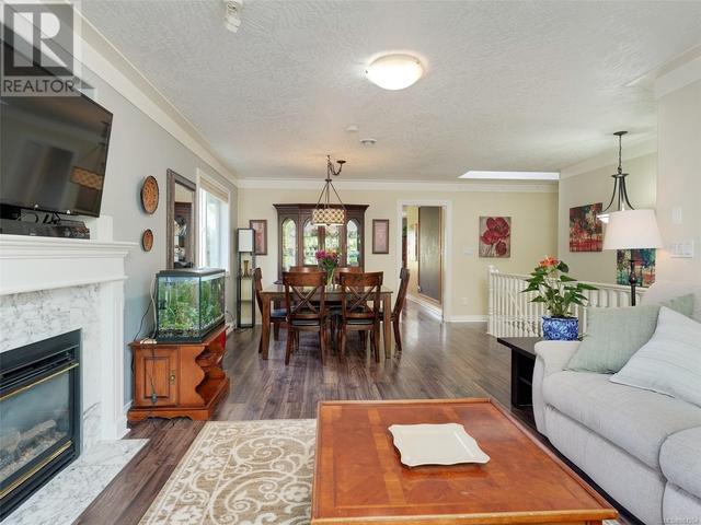 3055 Albany St, House detached with 5 bedrooms, 4 bathrooms and 3 parking in Victoria BC | Image 3
