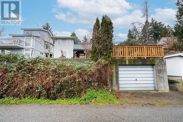 5644 Patrick Street, House detached with 4 bedrooms, 3 bathrooms and 1 parking in Burnaby BC | Image 39