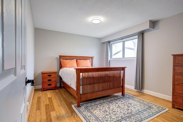 70 Foster Cres, Townhouse with 3 bedrooms, 2 bathrooms and 2 parking in Brampton ON | Image 9