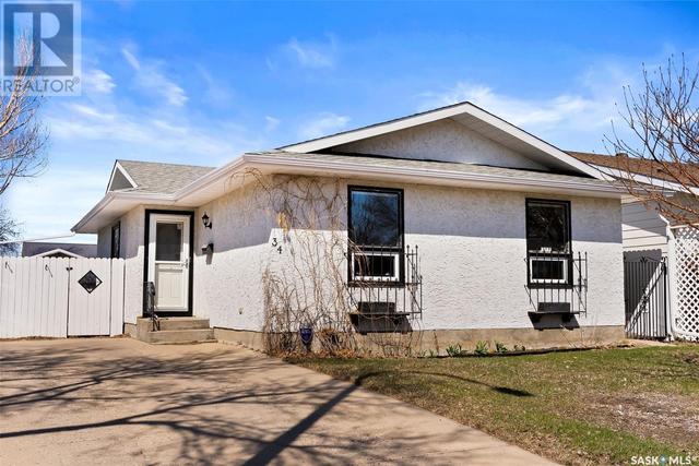 34 Newstead Avenue, House detached with 4 bedrooms, 3 bathrooms and null parking in Regina SK | Image 1