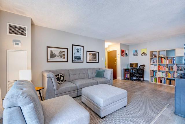 1207 - 100 Quebec Ave, Condo with 2 bedrooms, 2 bathrooms and 1 parking in Toronto ON | Image 1