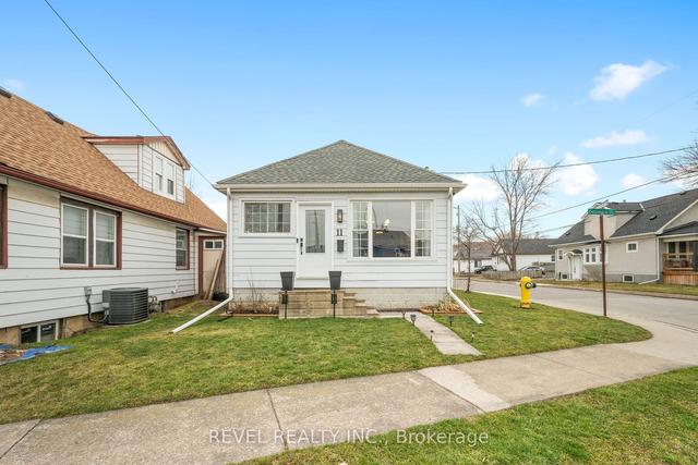 11 Delaware St, House detached with 2 bedrooms, 2 bathrooms and 2 parking in St. Catharines ON | Image 1