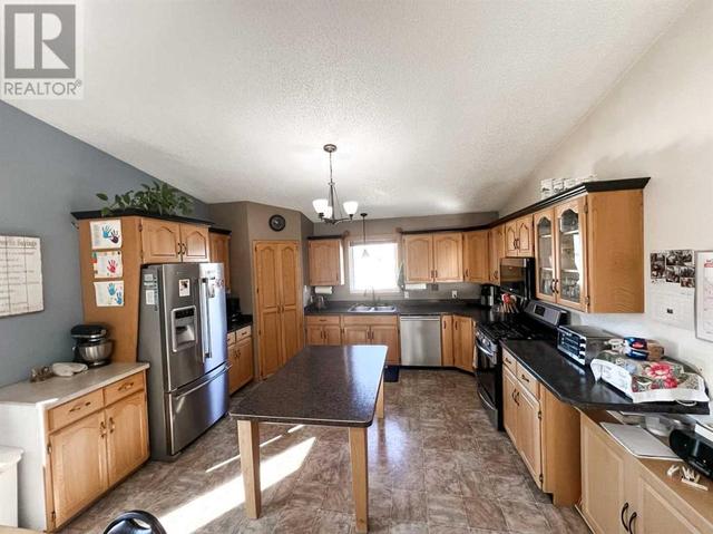 9006 101 Street, House detached with 6 bedrooms, 3 bathrooms and 8 parking in Mackenzie County AB | Image 8