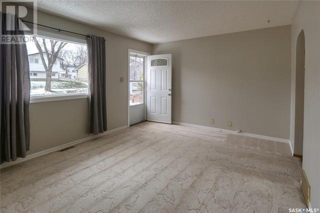 1045 Stadacona Street W, House detached with 3 bedrooms, 2 bathrooms and null parking in Moose Jaw SK | Image 2