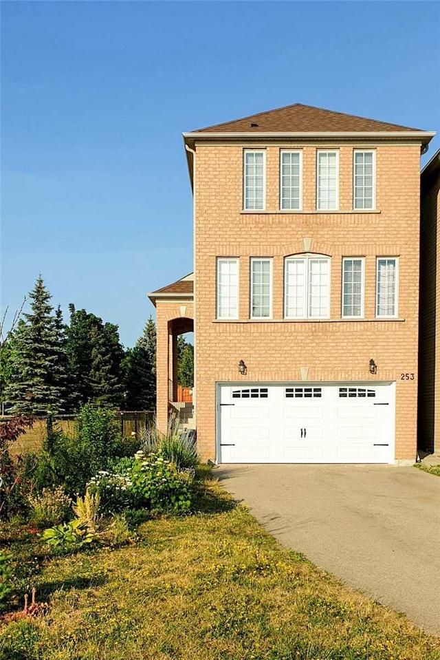 253 Sassafras Circ, House detached with 3 bedrooms, 4 bathrooms and 4 parking in Vaughan ON | Image 1