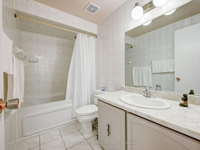 25 Moffatt Crt, House detached with 3 bedrooms, 2 bathrooms and 4 parking in Toronto ON | Image 15
