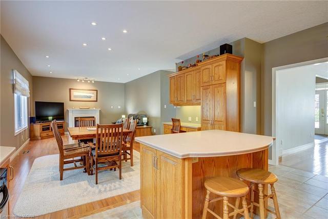 216 Fern Crescent, House detached with 4 bedrooms, 3 bathrooms and 6 parking in Waterloo ON | Image 6