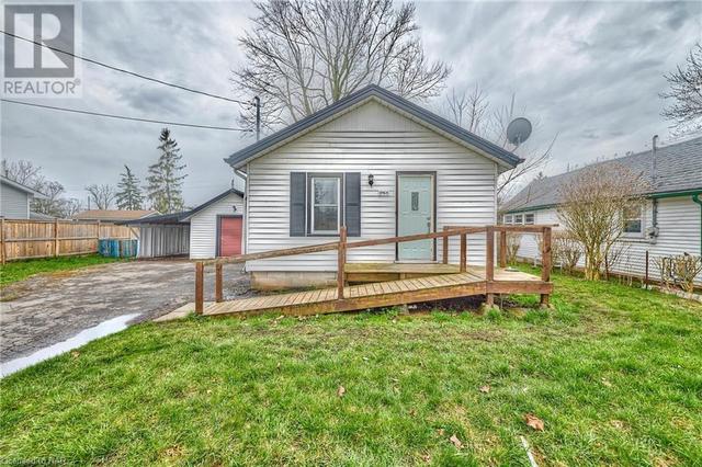 3965 Alexandra Road, House detached with 2 bedrooms, 1 bathrooms and 1 parking in Fort Erie ON | Image 2