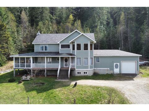 3865 Malina Road, House detached with 4 bedrooms, 3 bathrooms and null parking in Central Kootenay E BC | Card Image