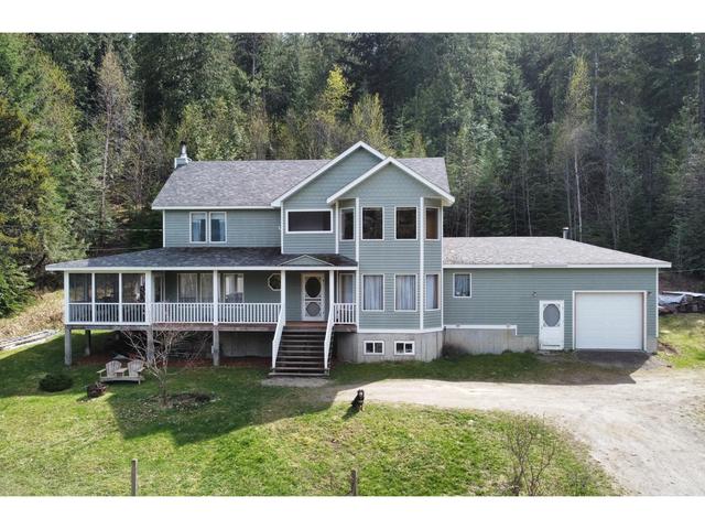 3865 Malina Road, House detached with 4 bedrooms, 3 bathrooms and null parking in Central Kootenay E BC | Image 1
