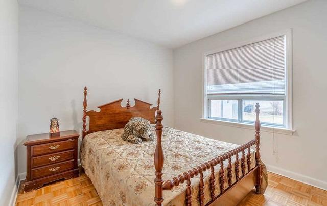 34 Waxham Rd, House detached with 3 bedrooms, 2 bathrooms and 4 parking in Toronto ON | Image 9